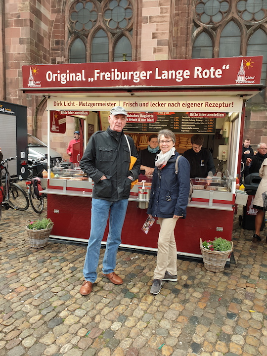 Vor dem Imbiss auf dem Freiburger Münstermarkt
